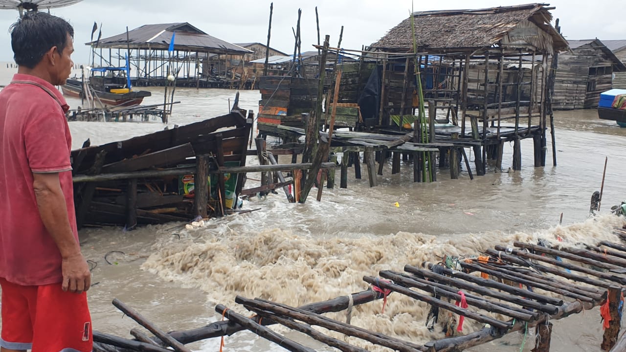 Cuaca Buruk, 24 Rumah Warga Desa Kuala Selat Rusak Dihantam Gelombang