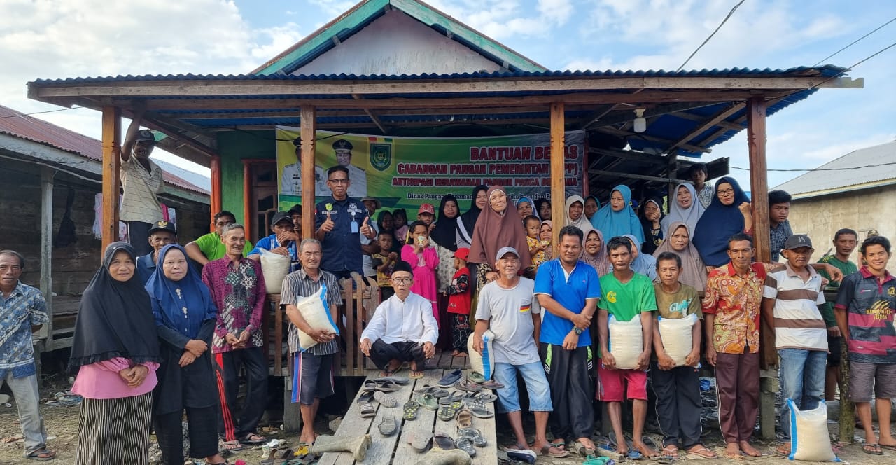 Terima Bantuan Beras, Petani Desa Kuala Selat Ucapkan Terima Kasih kepada Bupati dan Wabup Inhil
